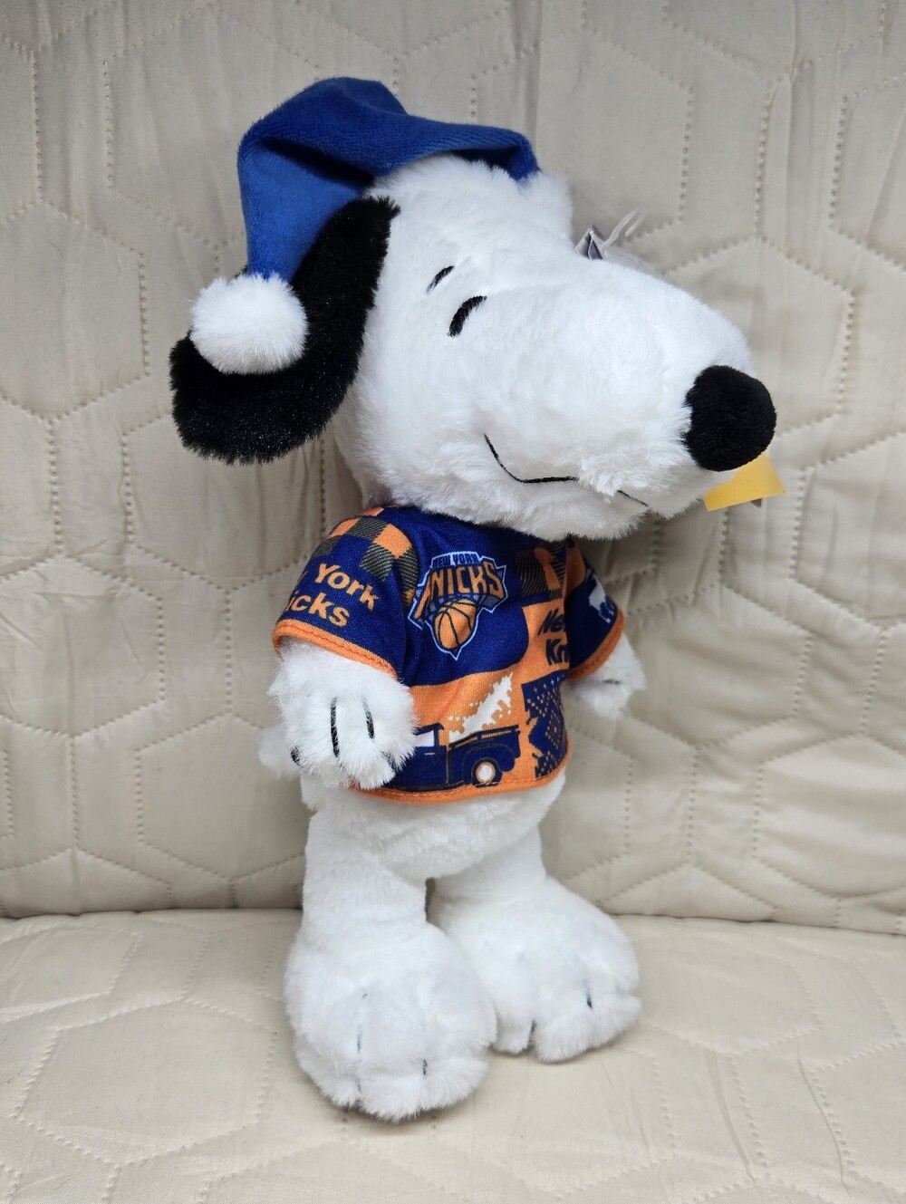 NWT-Official New York Knicks Snoopy Plush 10" FOCO Peanuts Cold Weather Holiday